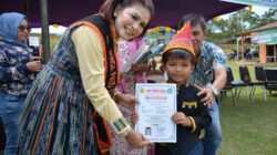 Bunda PAUD Romy Mariani SImarmata (kiri) Serahkan Sertifikat kepada siswa.(foto/isrimewa)
