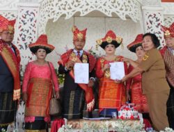 Empat Pasang Pengantin Berbahagia di Dairi Terima Akta Nikah Dari Dukcapil