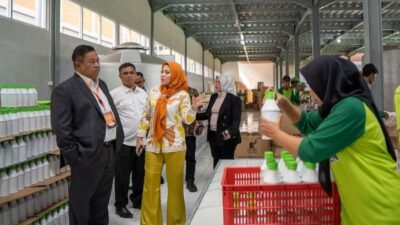 Bupaati Dairi, Eddy berutu (kiri) saat Kunjungan ke PT Indoraya Mitra Persada.(foto/Istimewa)