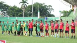 Pertandingan sepak bola persahabatan di Stadion Teladan Medan.(foto/Istimewa)