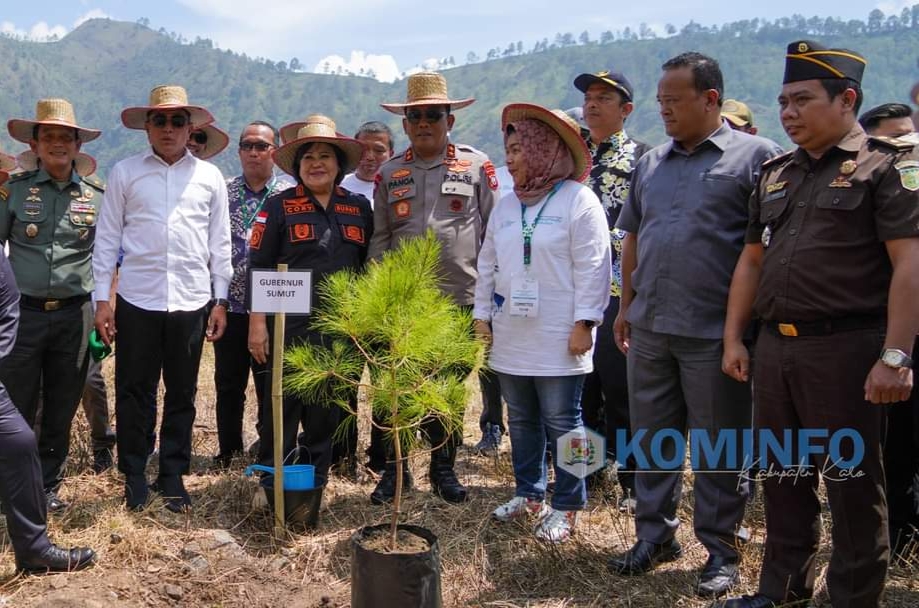 Tanam pohon bersama untuk peringati hari lingkungan hidup sedunia di Kabuaten Karo.(foto/Istimewa)