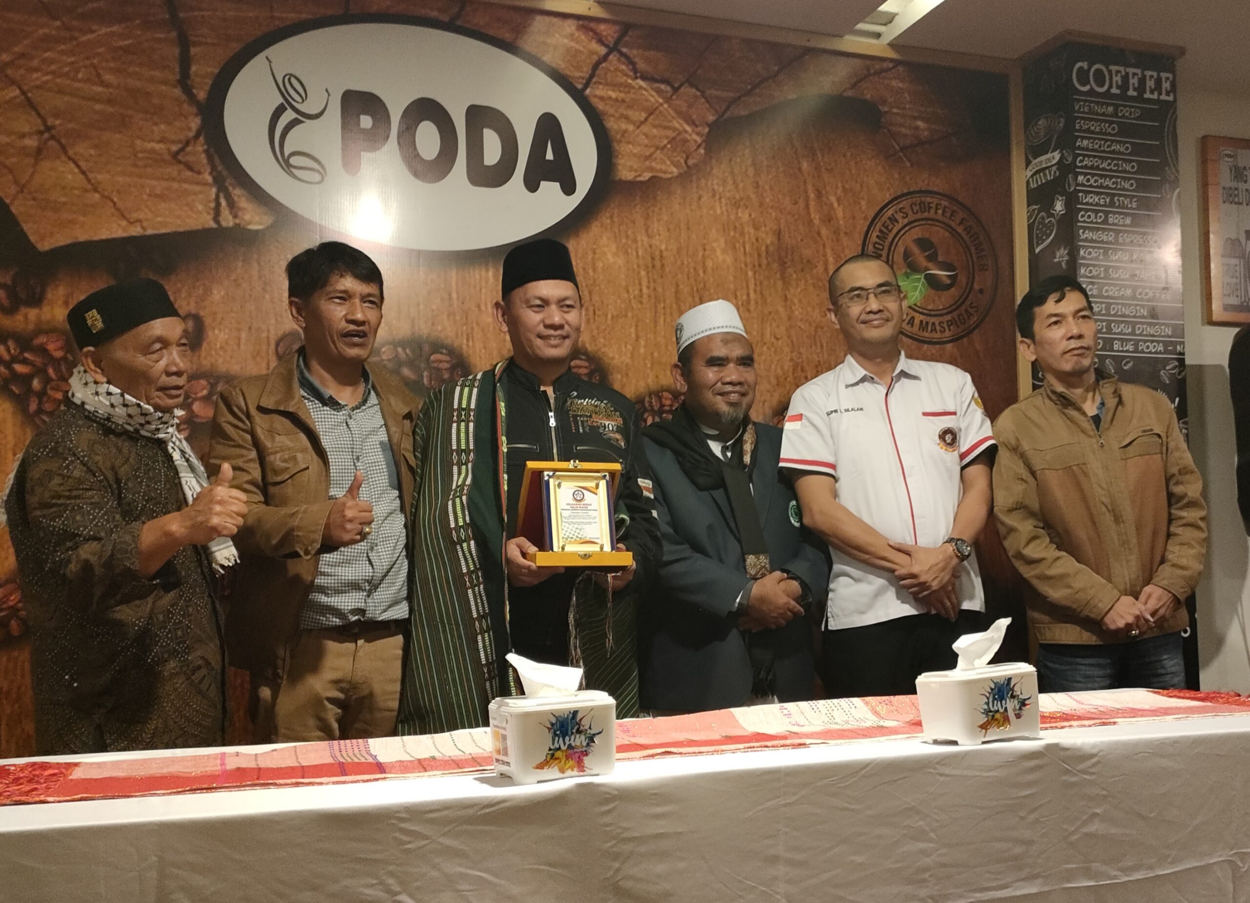 Silaturahmi keluarga Besar Gerakan Jaringan Masyarakat Dairi (Gaja Mada) dengan Kapolres Dairi AKBP Wahyudi Rahman.(foto/iwan)