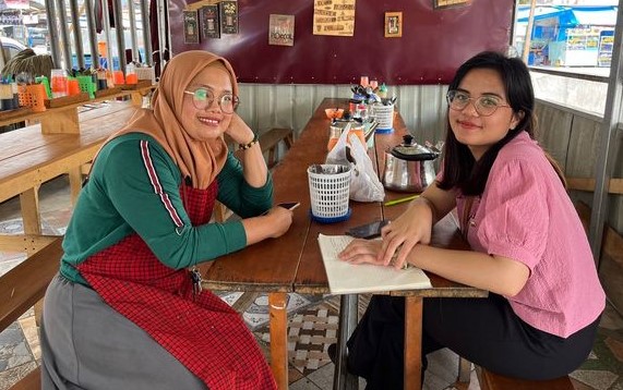 Jojor Anita (kiri), Pelaku UMKM di Pasar Sidikalang.(foto/istimewa)