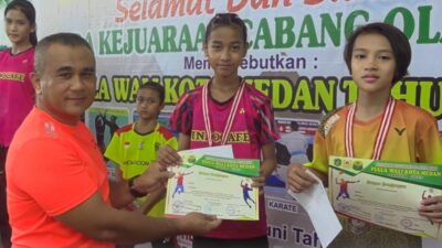 Penyerahan hadiah kepada atlit berprestasi.(foto/istimewa)