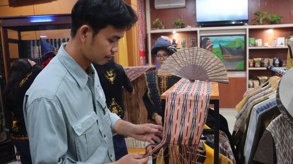 Pengunjung lihat produk unggulan Kabupaten Dairi hasil karya usaha mikro kecil menengah (UMKM) pada malam pegelaran seni Pekan Raya Sumatera Utara (PRSU).(foto/istimewa)