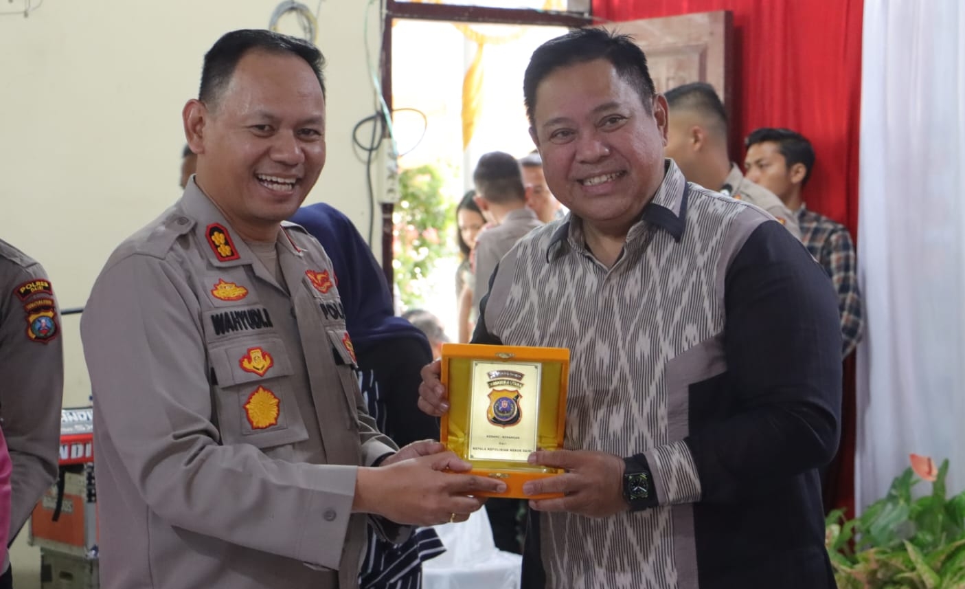 AKBP Wahyudi Rahman (kiri) bersama Bupati Dairi, Eddy Keleng Ate Berutu.(foto/istimewa)