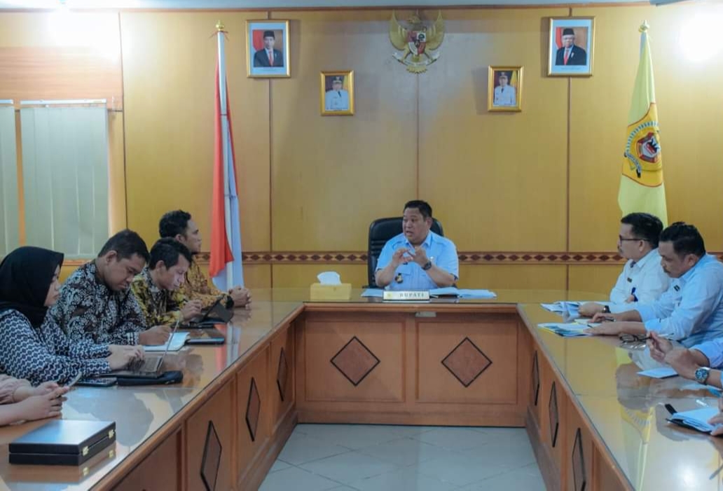 Rapat penyerahan hasil riset evaluasi Rencana Pembangunan Jangka Panjang Daerah (RPJPD) Kabupaten Dairi Tahun 2005 - 2025.(foto/istimewa)