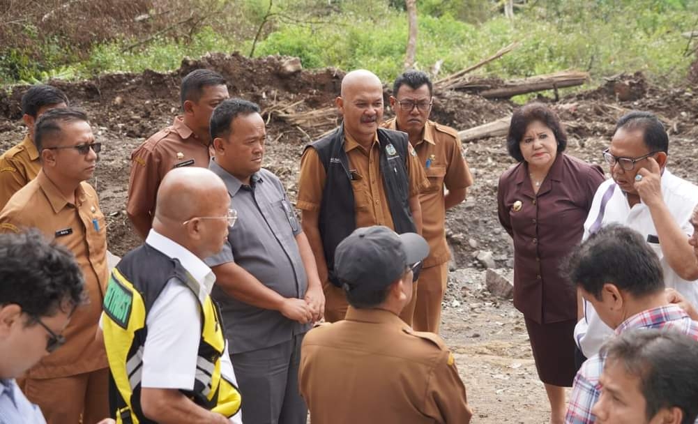 Saat peninjauan perbaikan jalan Desa Tanduk Benua.(foto/istimewa)