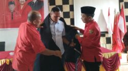 Alfriansyah Ujung di kenakan pakaian adat Suku Pakpak.(foto/istimewa)