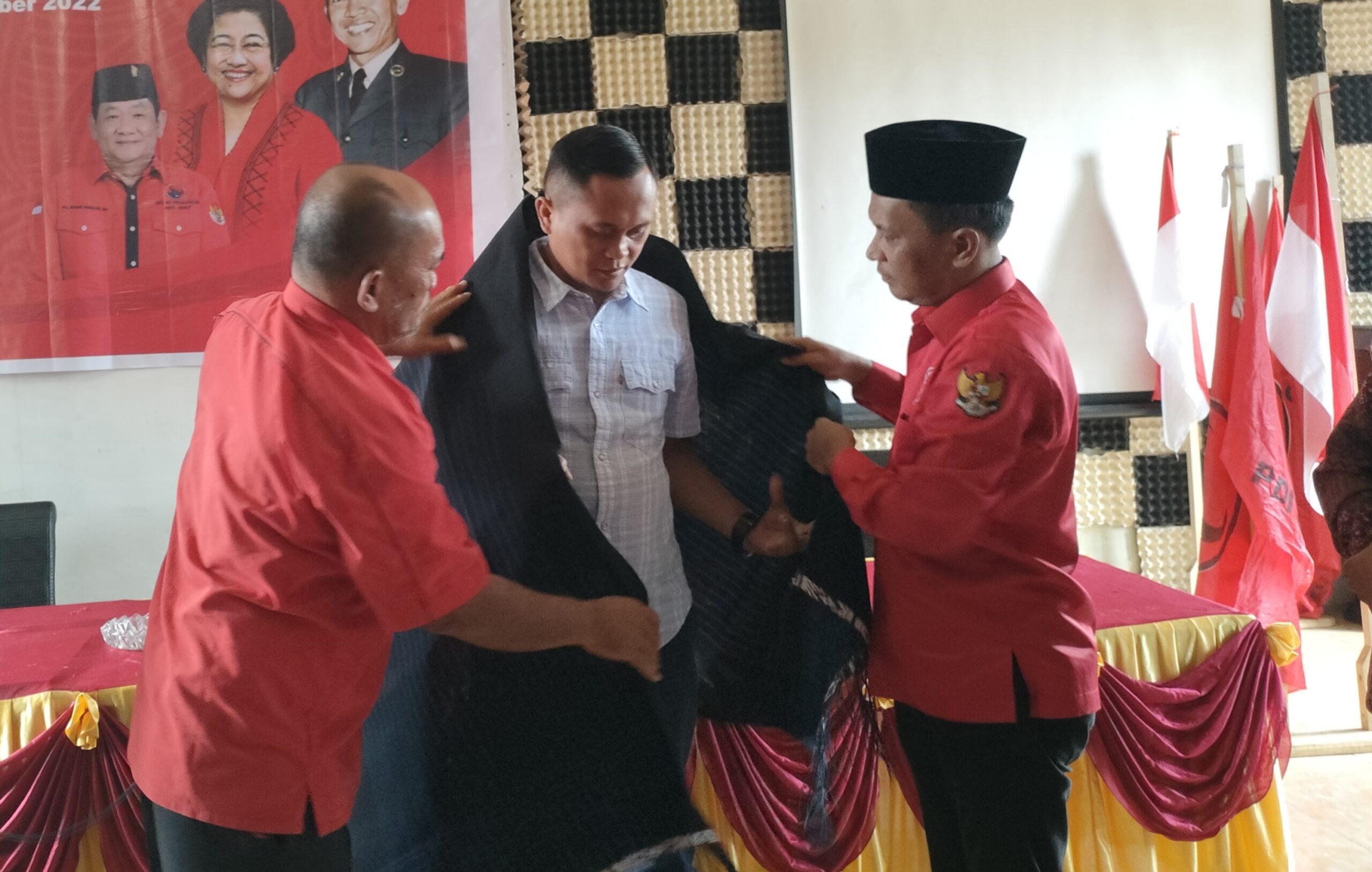 Alfriansyah Ujung di kenakan pakaian adat Suku Pakpak.(foto/istimewa)