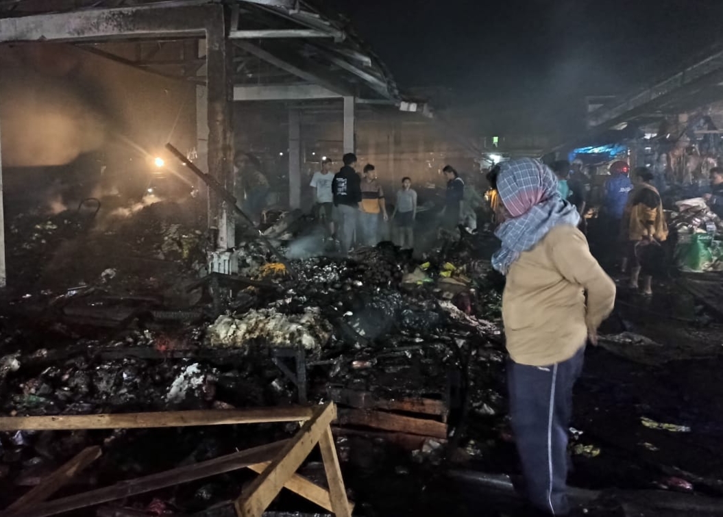 Blok D Pasar Sidikalang ludes terbakar.(foto/Iwan)