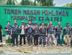 Satgas DPD AMPI Kabupaten Dairi gotong royong di Taman Makam Pahlawan Panji Sibura Bura.(foto/istimewa)