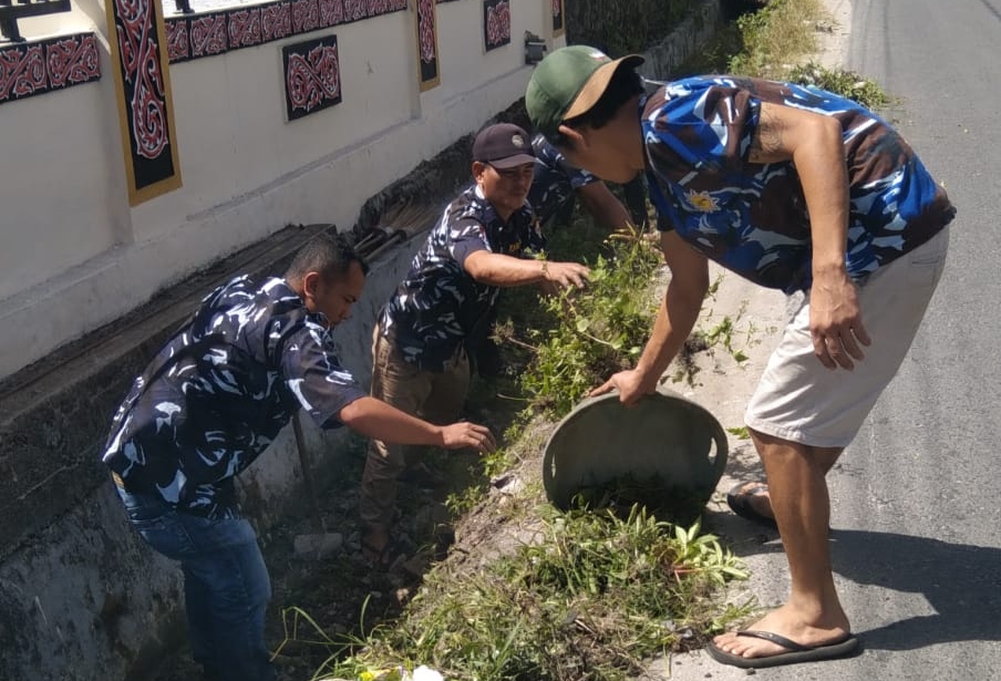 Satgas DPD AMPI Kabupaten Dairi gotong royong.(foto/istimewa)