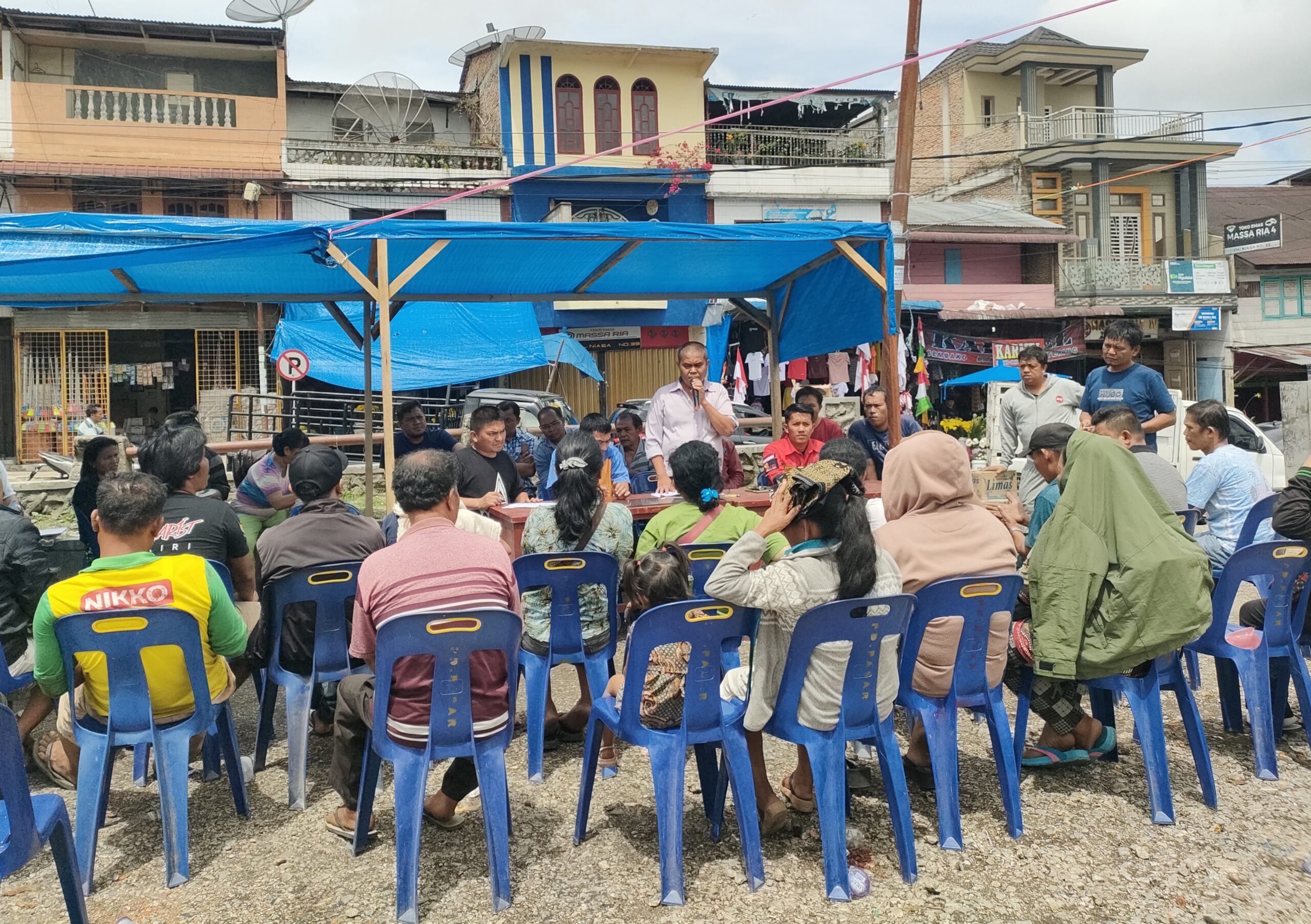 Pertemuan Organisasi Pedagang Pasar Sidikalang dengan korban kebakaran kios.(foto/istimewa)