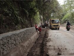Jalan menuju Silalahi Diperbaiki, Pengendara di Himbau Hati – Hati Melintas