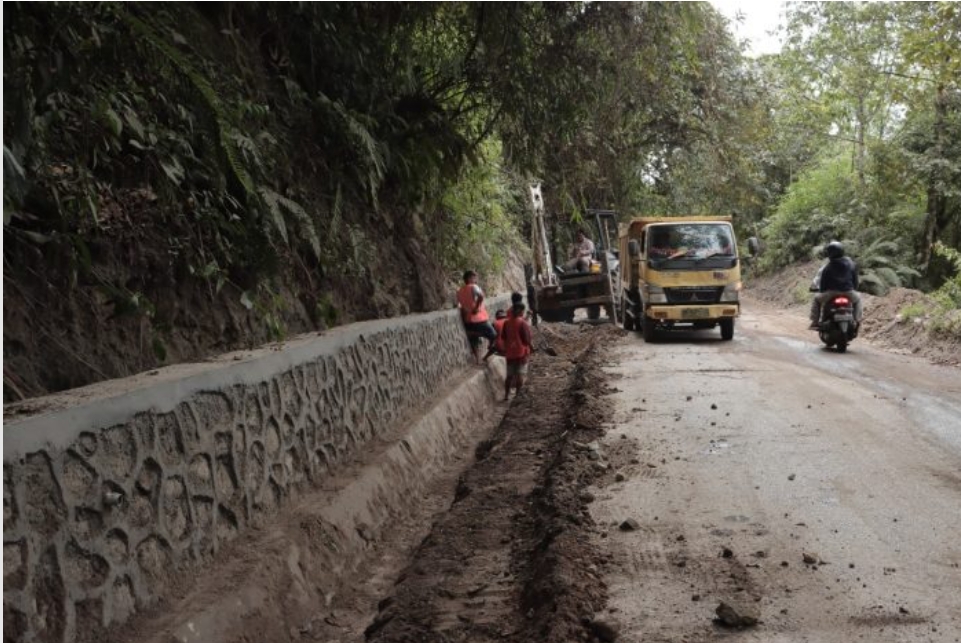 Perbaikan ruas jalan menuju Kecamatan Silahisabungan.(foto/istimewa)
