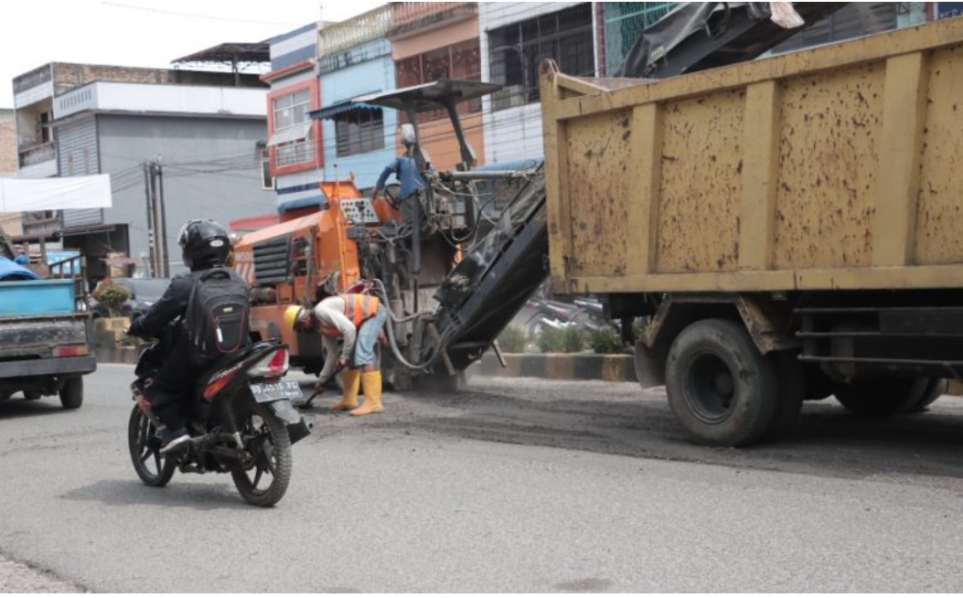 Pemeliharaan jalan di Kota Sidikalang.(foto/istimewa)
