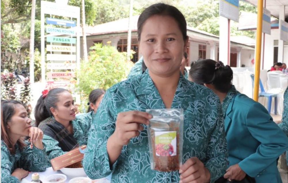 Ketua PKK Kecamatan Silahisabungan Romauli Sagala.(foto/istimewa)