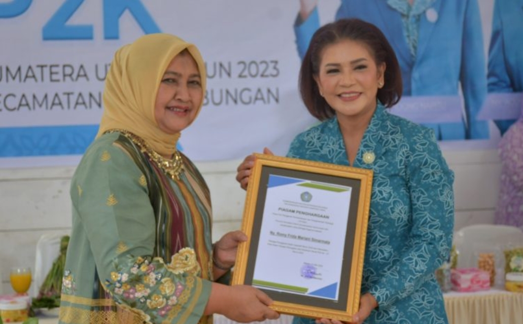 Ketua PKK Sumut, Nawal Edy Rahmayadi (kiri) bersama Ketua PKK Kabupaten Dairi, Romy Mariani Simarmata.(foto/istimewa)