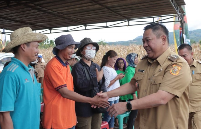 Bupati Dairi, Eddy Berutu (kiri) bersalaman dengan warga.(foto/istimewa)