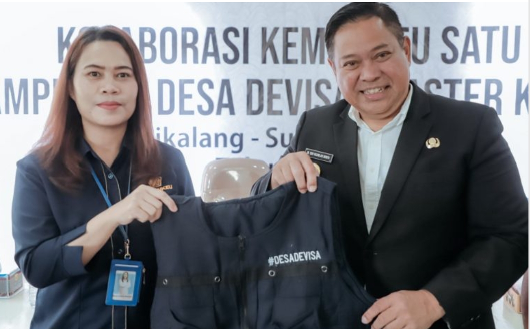 Bupati Dairi, Eddy Berutu (kanan) bersama Nova Juliana Sianturi Kepala KPPN Sidikalang.(foto/istimewa)