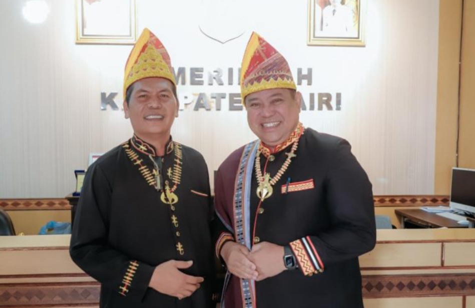 Bupati Dairi, Eddy Berutu (kanan).(foto/istimewa)