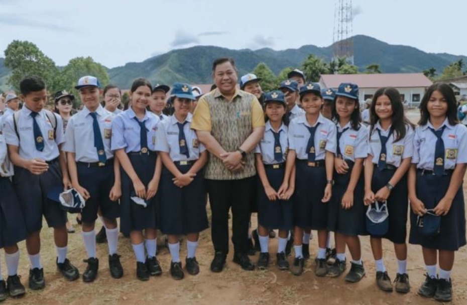 Bupati Dairi, Eddy Berutu (tengah) bersama siswa SMP N 1 Sidikalang.(foto/istimewa)