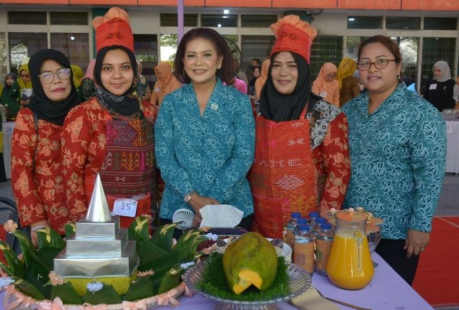 Ketua PKK Dairi Romy Mariani Simarmata bersama PKK Kabupaten Dairi.(foto/istimewa)