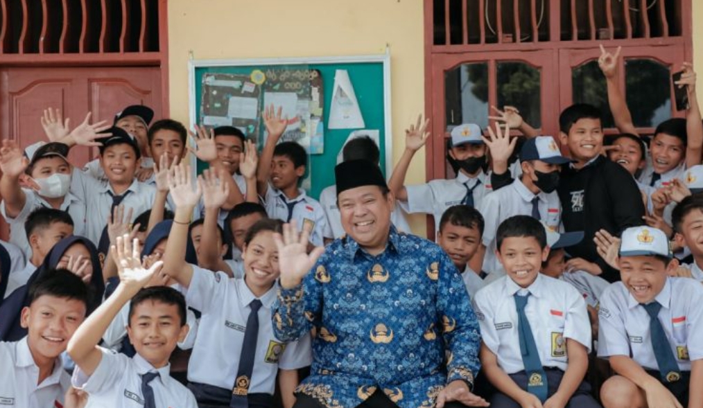 Bupati Dairi, Eddy Berutu (baju batik) bersamama siswa SMP N 3 Sidikalang.(foto/istimewa)