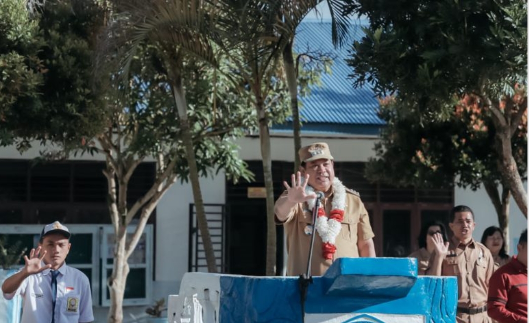 Bupati Dairi, Eddy Berutu jadi Irup di SMP N 2 Sidikalang.(foto/istimewa)