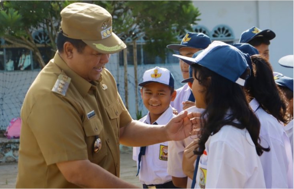 Bupati Dairi, Eddy Berutu menyapa siswa SMP Negeri 2 Sidikalang.(foto/istimewa)