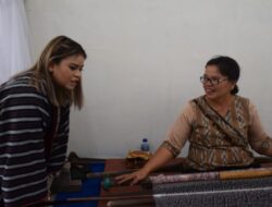 Dimitri Tabitha Berutu Tujukan Kepedulian Terhadap Ulos Sulalahi