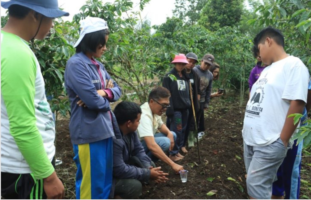 Kelompok Tunas Muda saat di Demplot Cabai.(foto/istimewa)