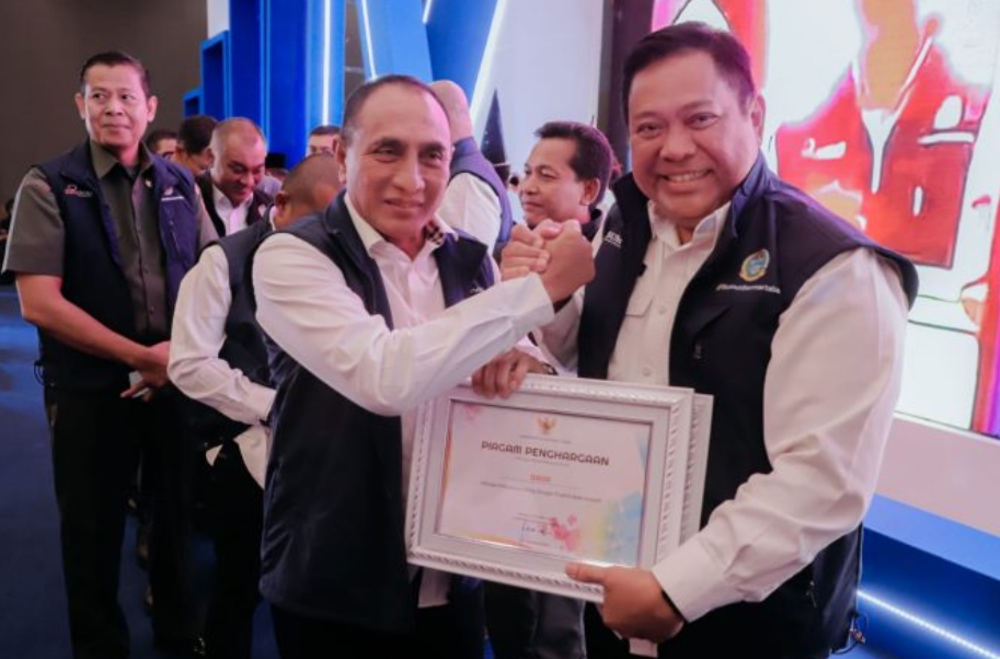 Gubsu Edy Rahmayadi, serahkan piagam penghargaan kepada Bupati Dairi Eddy Berutu.(foto/istimewa)