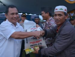 Pemkab Dairi Berikan Santunan Bagi Warga Kurang Mampu di Sinehi