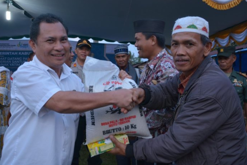 Penyerahan bantuan kepada warga Sinehi.(foto/istimewa)