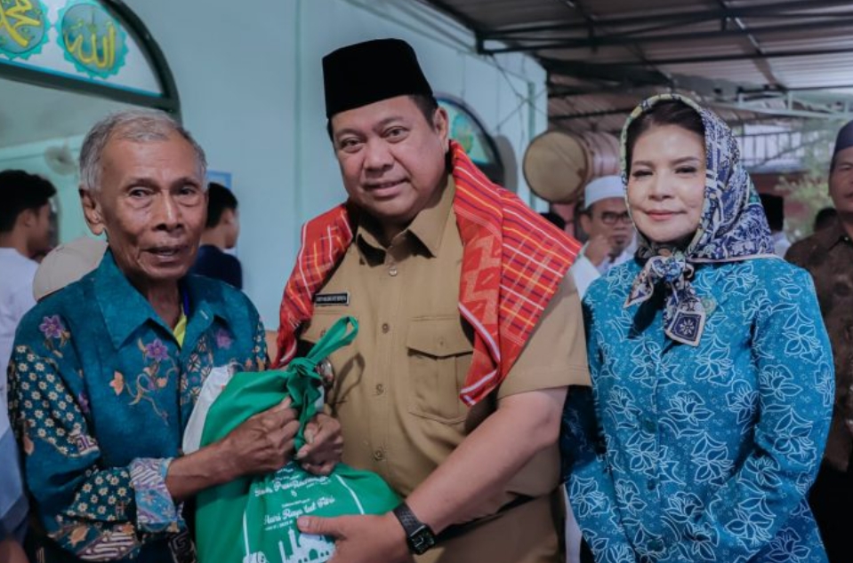 Bupati Dairi, Eddy Berutu (tengah) serahkan bantuan ke warga.(foto/istimewa)