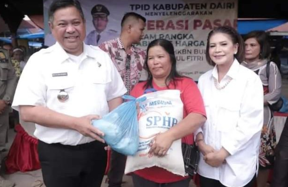 Bupati Dairi, Eddy Berutu (kiri) bersama warga di lokasi pasar murah.(foto/istimewa)