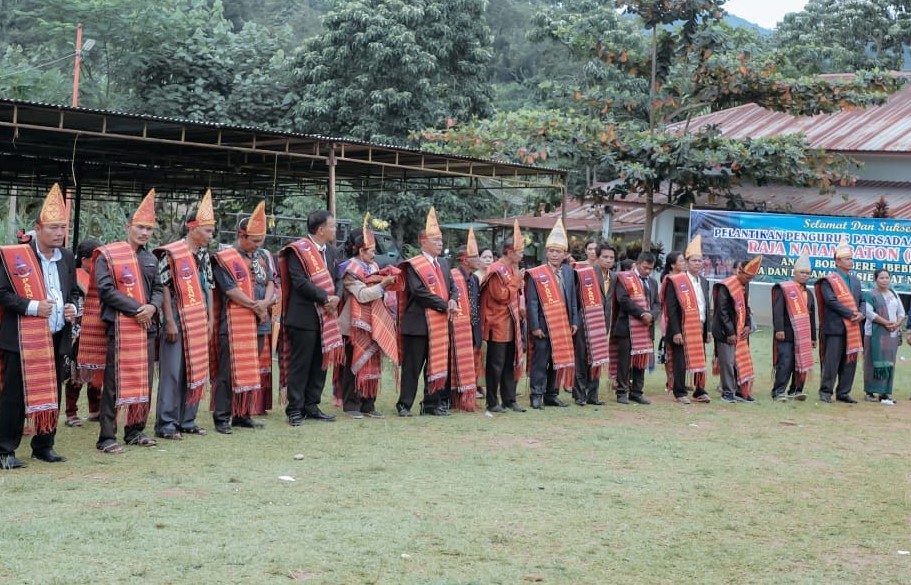 Pelantikan pengurus Parsadaan Pomparan ni Raja Naiambaton (Parna) anak, boru, bere, ibebere desa dan Kecamatan Siempat Nempu Hilir (Sinehi), Jumat, 14 Juli 2023.(foto/istimewa)