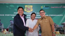 Bupari Dairi, Eddy BErutu (kiri), bersama Christna, PPL (tengah) dan Kadis Pertanian Kabupaten Dairi, Robot Simanullang.(foto/istimewa)