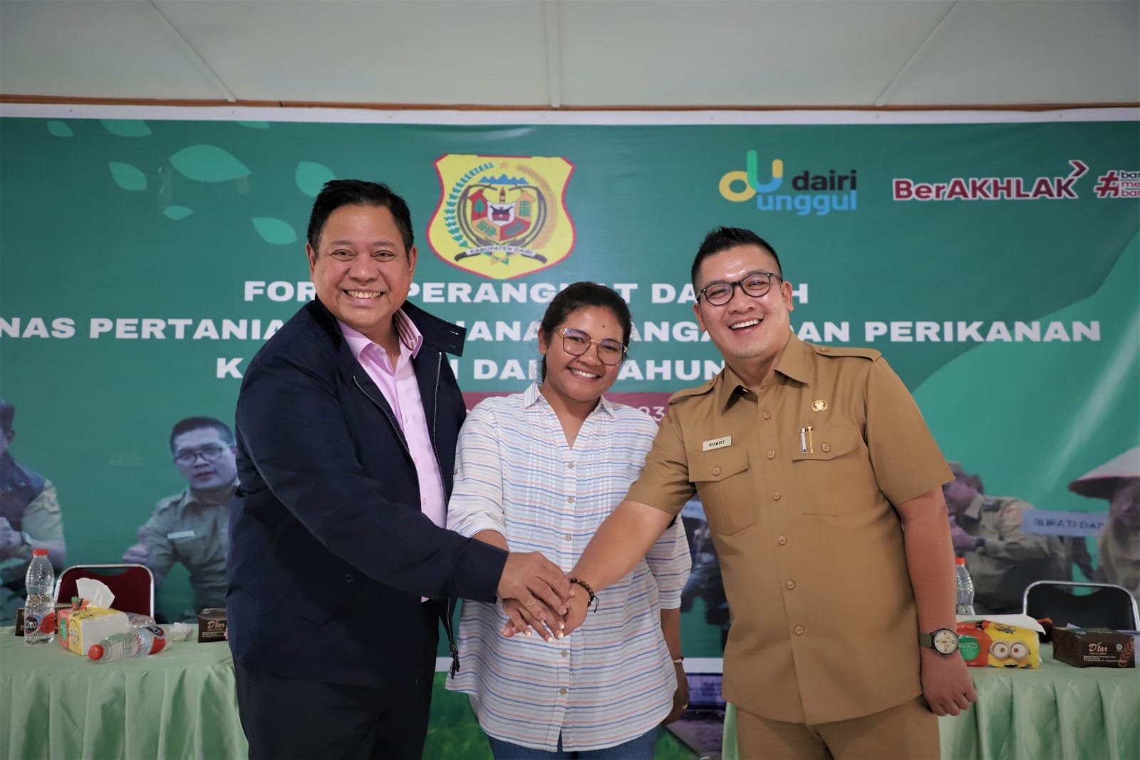 Bupari Dairi, Eddy BErutu (kiri), bersama Christna, PPL (tengah) dan Kadis Pertanian Kabupaten Dairi, Robot Simanullang.(foto/istimewa)