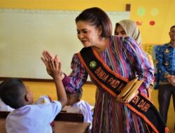 Romy Mariani Kunjungi 4 SD di Hari Pertama Sekolah