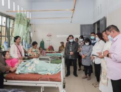 Bupati Eddy Berutu Berangkatkan Widia Sibarani Pasien Penderita Kanker ke RSCM Jakarta