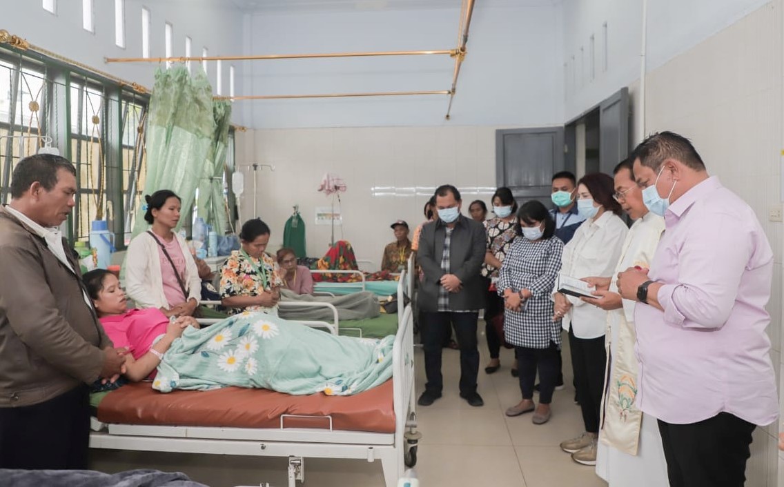 Mendoakan Pasien Penderitan tumor yang dirawat di RSUD Sidikalang.(foto/istimewa)