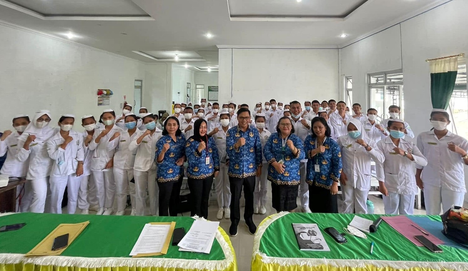Foto bersama Mahasiswa Akper Dairi bersama managemen Rumah Sakit Daerah (RSUD) Sidikalang.(foto/istimewa)