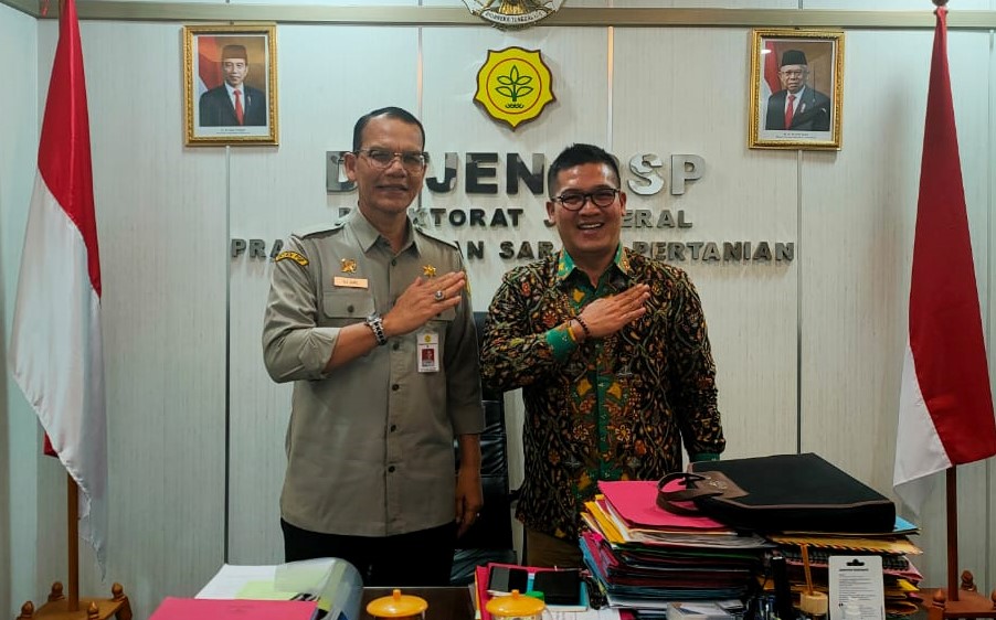 Robot Simanullang (kanan) bersama Direktorat Jenderal Prasarana dan Sarana Pertanian (Dirjen PSP) Kementerian Pertanian RI, Ali Jamil.(foto/istimewa)