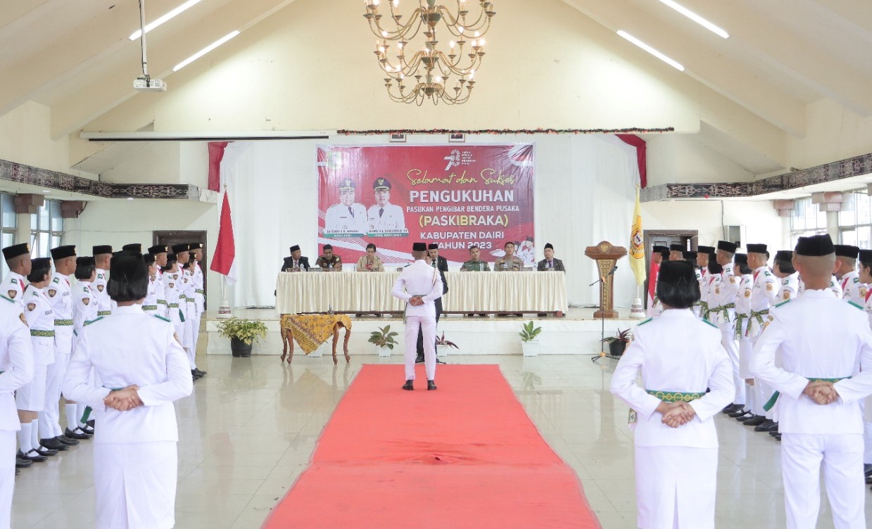 Pengukuhan Paskibraka HUT RI ke 78 di Balai Budaya Sidikalang.(foto/istimewa)