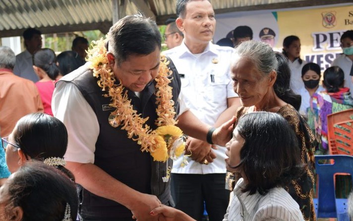 Bupati dairi Eddy Berutu sapa warga saat Kunker di Siempat Nempu Hilir.(foto/istimewa)