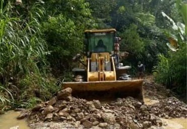 Alat berat lakukan perbaikan bencana tanah longsor dan banjir di Desa Lae Markelang.(foto/istimewa)