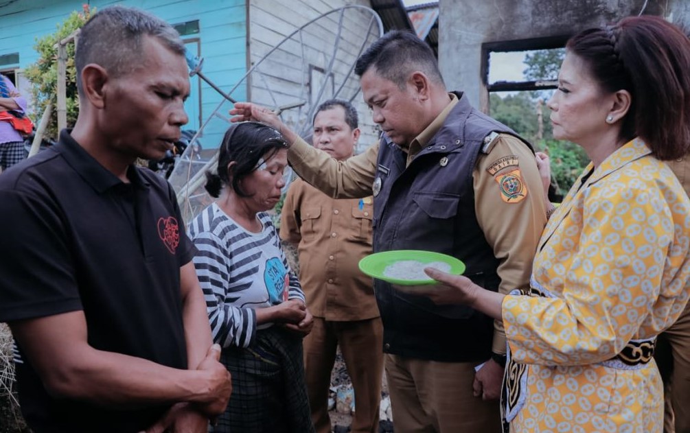 Bupati Dairi Eddy Berutu beri motivasi kepada warga korban kebakaran.(foto/istimewa)